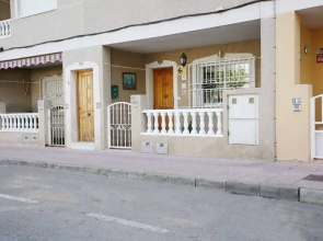 Modern 3-bed Apt, Sleeps 7, 6 Min Walk to Beach