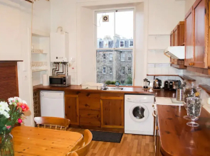 Spacious 3 Bedroom Flat in Marchmont