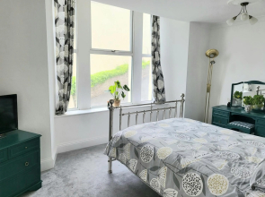Loveliest Homes Torquay - Vernon Court - 3 bed, 2 bathroom, balcony, parking