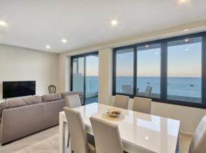 Spacious Seafront 3BR, Sliema near Beach, AC Wifi by 360 Estates
