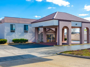 Econo Lodge & Suites Clarksville near Governors Square Mall