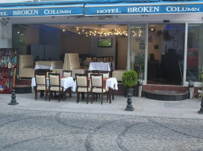 Hotel Broken Column