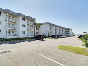 Beachfront Abode w/ Pool Access in Gulf Shores!