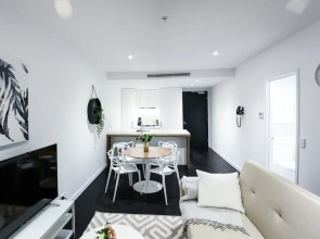 Stunning Apt with Infinity Pool & Gym