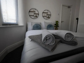 Abingdon House 4 Bedrooms Workstays UK