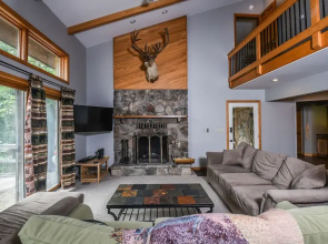 Lazy Bass Lodge 5 Bedroom House