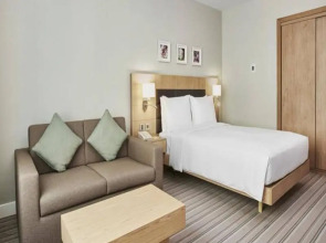 Hilton Garden Inn Dubai, Mall Avenue