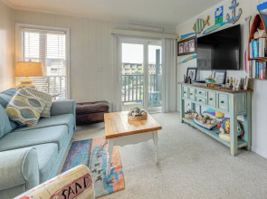 Steps to Sand! Condo w/ 2 Pools in Atlantic Beach