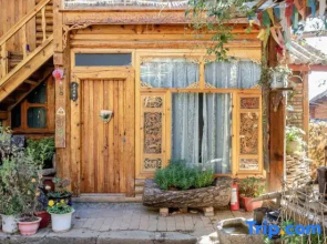 Qiuniang House Lugu Lake