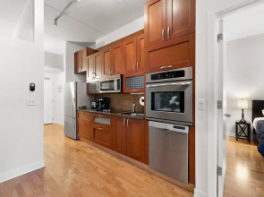 Sleek 2 Bed 2 Bath Condo in Trendy Fulton Market