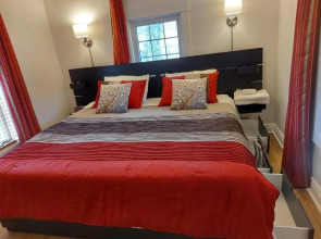 Entire 2nd Floor, Private Entrance, 3bds & 2baths, Niagara Falls