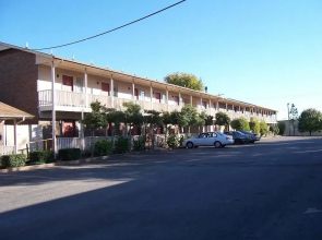 Oak Hill Inn & Suites