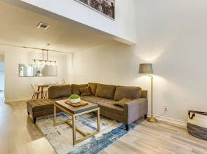 6 Mi to Mercer Botanic Gardens, Sleek Unit w/ Pool