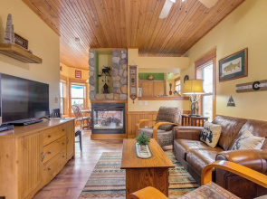 Riverfront Cabin, 4 Mi to Granby Ranch