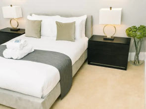 JOIVY Palmerston Place Residence: Luxury City Centre Apt With Private Parking