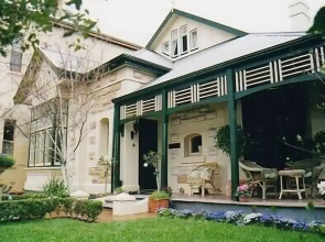 Water Bay Villa Bed and Breakfast