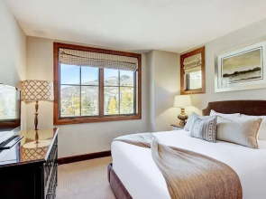 Gorgeous Ritz-Carlton 3 Bedroom Valley Views Condo by RedAwning