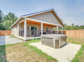 Westport Vacation Rental w/ Private Hot Tub!