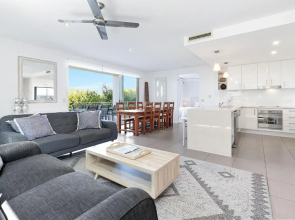 Lovely 3 bed apartment all on one level lift pool air con good ocean views