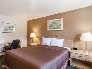 Howard Johnson by Wyndham Bakersfield