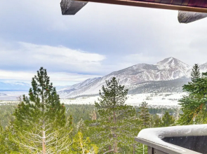 Walk to Ski Lift: Mtn-view Condo in Mammoth Lakes