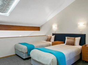 Cascades Lakefront Motel