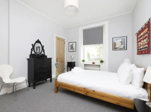 JOIVY Charming 1-Bed Ap Near Leith Links W/ Patio