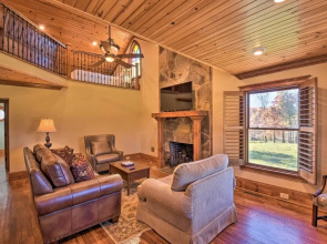 Clarkesville Ranch Cabin w/ Screened-in Porch!