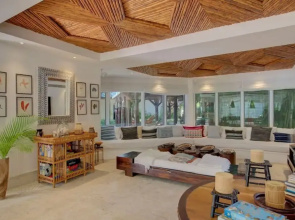 6 BR Beachfront Lush Oasis