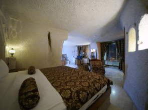 Elite Cave Suites