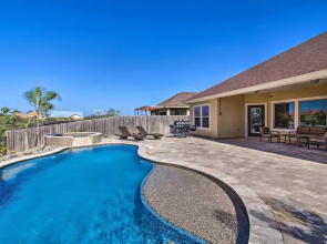 South Padre Paradise w/ Saltwater Pool Near Golf!