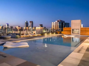 The Emma Penthouse 29th Floor + Incredible Views Rooftop Pool & Gym 1 Block to Rainey Street Avantstay
