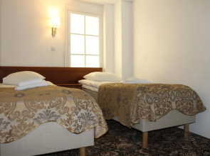 Отель Three Crowns Residents