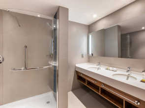 Отель DoubleTree by Hilton Dubai Al Jadaf