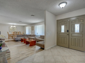 Luxurious 4BR House with Large Pool Near Strip