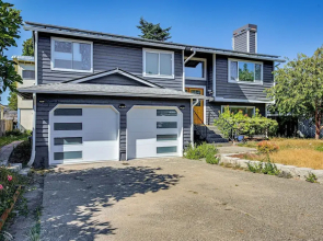 1 Mi to Puget Sound Shores: Modern Des Moines Apt!