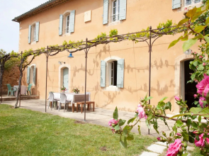 Quaint Holiday Home in Rustrel With Swimming Pool