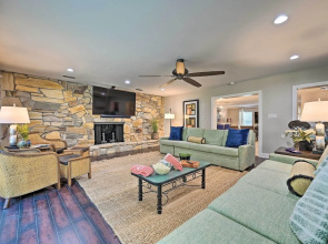 Huge Lutz Family Retreat w/ Game Room & Pool!