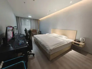 Peach Boutique Hotel (Xinyang Qiansheng Department Store Railway Station)