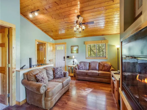 Naughty by Nature 1 Bedroom Home with Hot Tub