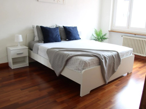 Cozy apartment with Free Parking & close to Lake