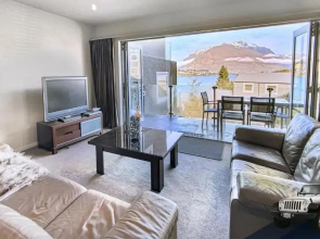 Lakefront Living - 4 Bedrm Apartment Alpine Vilage