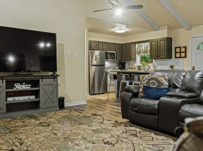 Frolic on Fern by Avantstay Enclosed Deck w/ Forest Views, Bar