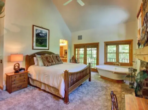 Fox Hollow by Stewart Mountain Lodging