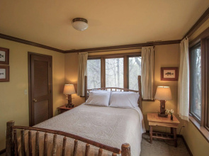 Four Mounds Inn