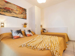 Pool View Apartment With Private Enclosed Garden