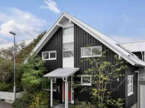Great 8 Person House, Reykjavik, Free use of Car!