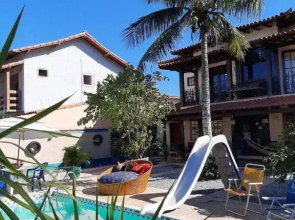 Suíte com varanda vista piscina