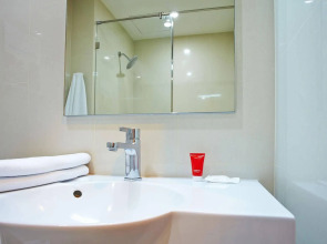 Red Planet Makati Amorsolo