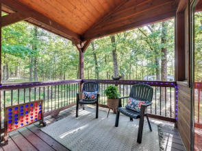 Walk to Restaurants: Hot Tub Haven in Broken Bow!